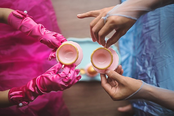 포토 JPG 드레스 여자 남자 딸 어린이 분홍색 40대 중년 장갑 가족 놀이 집안 실내 들기 사람 앉기 상반신 두명 일상 신체부위 파란색 하이앵글 한국인 양손 가족라이프 아빠 찻잔 흉내 소꿉놀이 인천 공주놀이 차마시기 부녀 국내포토 라이프스타일 손 잡화 옷 뷰포인트 컬러 관계 모션 잔 한국 동양인 성인 내부 라이프 마시기 파일형식