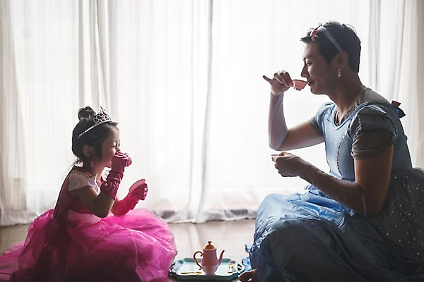 포토 JPG 전신 드레스 여자 남자 딸 어린이 분홍색 40대 중년 가족 놀이 주전자 집안 왕관 실내 들기 사람 앉기 두명 일상 옆모습 파란색 한국인 가족라이프 커튼 아빠 찻잔 흉내 즐거움 마주앉기 소꿉놀이 인천 공주놀이 차마시기 부녀 국내포토 라이프스타일 옷 감정 뷰포인트 컬러 관계 모션 주방용품 잔 한국 동양인 성인 내부 라이프 마시기 파일형식