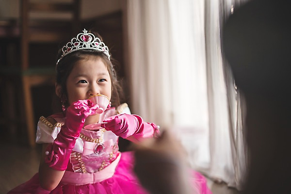 포토 JPG 응시 드레스 여자 남자 딸 어린이 분홍색 40대 중년 장갑 가족 집안 왕관 실내 미소 들기 사람 앉기 상반신 두명 일상 앞모습 뒷모습 아웃포커스 한국인 가족라이프 커튼 아빠 찻잔 즐거움 마주앉기 소꿉놀이 인천 차마시기 부녀 국내포토 라이프스타일 시선 잡화 옷 감정 뷰포인트 컬러 관계 모션 놀이 잔 한국 촬영기법 표정 동양인 성인 내부 라이프 마시기 파일형식