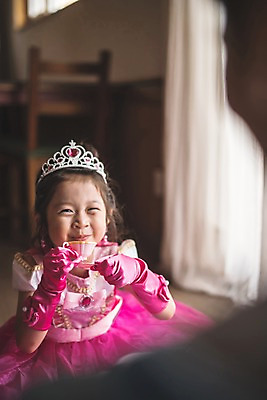 포토 JPG 드레스 여자 남자 딸 어린이 분홍색 40대 중년 장갑 가족 놀이 집안 왕관 실내 미소 들기 사람 앉기 상반신 두명 일상 앞모습 뒷모습 아웃포커스 한국인 가족라이프 아빠 찻잔 즐거움 치장 마주앉기 소꿉놀이 인천 공주놀이 차마시기 부녀 국내포토 라이프스타일 잡화 옷 감정 뷰포인트 컬러 관계 모션 잔 한국 촬영기법 표정 동양인 성인 내부 라이프 마시기 파일형식