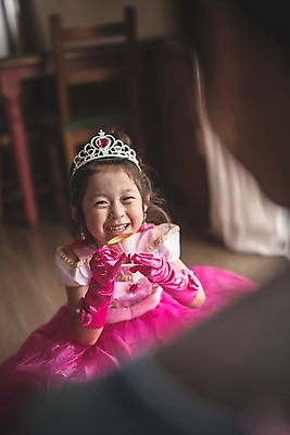 포토 JPG 드레스 여자 남자 딸 어린이 분홍색 40대 중년 장갑 가족 놀이 집안 왕관 실내 미소 들기 사람 앉기 상반신 두명 일상 앞모습 뒷모습 아웃포커스 한국인 가족라이프 아빠 찻잔 즐거움 치장 마주앉기 소꿉놀이 인천 공주놀이 차마시기 부녀 국내포토 라이프스타일 잡화 옷 감정 뷰포인트 컬러 관계 모션 잔 한국 촬영기법 표정 동양인 성인 내부 라이프 마시기 파일형식