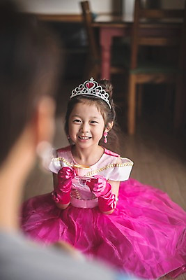 포토 JPG 전신 드레스 여자 남자 딸 어린이 분홍색 40대 중년 장갑 가족 놀이 집안 왕관 실내 미소 들기 사람 앉기 상반신 두명 일상 앞모습 뒷모습 아웃포커스 귀걸이 한국인 가족라이프 아빠 찻잔 즐거움 치장 소꿉놀이 인천 공주놀이 차마시기 부녀 국내포토 라이프스타일 잡화 옷 감정 뷰포인트 컬러 장신구 관계 모션 잔 한국 촬영기법 표정 동양인 성인 내부 라이프 마시기 파일형식