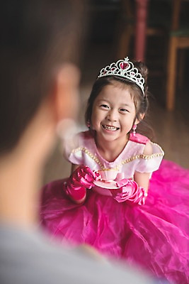 포토 JPG 전신 응시 드레스 여자 남자 딸 어린이 분홍색 40대 중년 장갑 가족 놀이 집안 왕관 실내 미소 들기 사람 앉기 상반신 두명 일상 앞모습 뒷모습 아웃포커스 한국인 가족라이프 아빠 찻잔 즐거움 마주앉기 소꿉놀이 인천 공주놀이 부녀 국내포토 라이프스타일 시선 잡화 옷 감정 뷰포인트 컬러 관계 모션 잔 한국 촬영기법 표정 동양인 성인 내부 라이프 파일형식