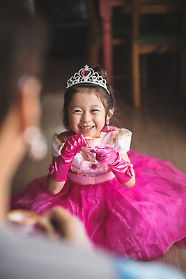 포토 JPG 전신 드레스 여자 남자 딸 어린이 40대 중년 장갑 가족 놀이 집안 왕관 실내 미소 들기 사람 앉기 상반신 두명 일상 앞모습 뒷모습 아웃포커스 한국인 가족라이프 아빠 찻잔 즐거움 마주앉기 소꿉놀이 인천 공주놀이 차마시기 부녀 국내포토 라이프스타일 잡화 옷 감정 뷰포인트 관계 모션 잔 한국 촬영기법 표정 동양인 성인 내부 라이프 마시기 파일형식