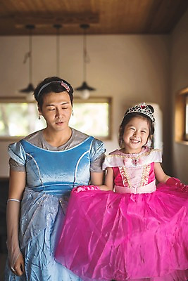 포토 JPG 드레스 여자 남자 딸 어린이 분홍색 40대 중년 가족 놀이 집안 왕관 실내 피곤 웃음 들기 사람 상반신 두명 일상 앞모습 치마 분장 눈감음 한국인 가족라이프 아빠 한숨 즐거움 소꿉놀이 인천 공주놀이 부녀 국내포토 라이프스타일 옷 감정 뷰포인트 컬러 컨셉 관계 모션 하의 한국 표정 동양인 성인 내부 라이프 파일형식