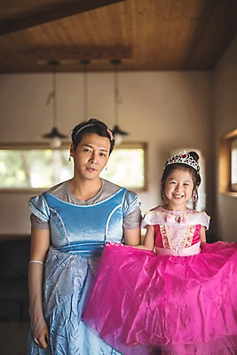 포토 JPG 응시 드레스 여자 남자 딸 어린이 40대 중년 가족 놀이 집안 왕관 실내 피곤 서기 웃음 사람 상반신 두명 일상 앞모습 치마 한국인 잡기 가족라이프 아빠 한숨 즐거움 소꿉놀이 인천 공주놀이 부녀 국내포토 라이프스타일 시선 옷 감정 뷰포인트 컨셉 관계 모션 하의 한국 표정 동양인 성인 내부 라이프 파일형식