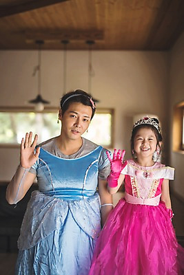 포토 JPG 응시 드레스 여자 남자 딸 어린이 분홍색 40대 중년 장갑 가족 놀이 왕관 실내 미소 사람 상반신 두명 일상 앞모습 분장 한국인 가족라이프 아빠 즐거움 손인사 소꿉놀이 인천 공주놀이 부녀 국내포토 라이프스타일 시선 잡화 옷 감정 뷰포인트 컬러 관계 한국 표정 동양인 성인 내부 라이프 인사 파일형식