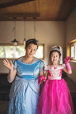 포토 JPG 드레스 여자 남자 딸 어린이 40대 중년 장갑 가족 놀이 집안 왕관 실내 서기 미소 사람 상반신 두명 일상 앞모습 분장 한국인 가족라이프 아빠 즐거움 손인사 소꿉놀이 인천 공주놀이 부녀 국내포토 라이프스타일 잡화 옷 감정 뷰포인트 관계 모션 한국 표정 동양인 성인 내부 라이프 인사 파일형식