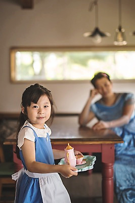 포토 JPG 응시 드레스 여자 남자 딸 어린이 40대 중년 가족 놀이 식탁 주전자 집안 실내 서기 미소 들기 사람 앉기 상반신 두명 일상 앞모습 옆모습 아웃포커스 턱괴기 한국인 가족라이프 아빠 찻잔 소꿉놀이 인천 공주놀이 부녀 국내포토 라이프스타일 시선 옷 뷰포인트 관계 모션 탁자 주방용품 잔 한국 촬영기법 표정 동양인 성인 내부 라이프 파일형식