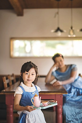 포토 JPG 응시 드레스 여자 남자 딸 어린이 40대 중년 가족 식탁 주전자 실내 미소 들기 사람 앉기 상반신 두명 일상 앞모습 옆모습 아웃포커스 턱괴기 한국인 가족라이프 아빠 찻잔 소꿉놀이 인천 공주놀이 부녀 국내포토 라이프스타일 시선 옷 뷰포인트 관계 모션 놀이 탁자 주방용품 잔 한국 촬영기법 표정 동양인 성인 내부 라이프 파일형식