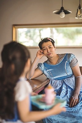 포토 JPG 드레스 여자 남자 딸 어린이 40대 중년 가족 놀이 식탁 주전자 집안 실내 표정 피곤 들기 사람 앉기 상반신 두명 일상 앞모습 턱괴기 한국인 가족라이프 아빠 찻잔 소꿉놀이 인천 공주놀이 부녀 국내포토 라이프스타일 옷 뷰포인트 컨셉 관계 모션 탁자 주방용품 잔 한국 동양인 성인 내부 라이프 파일형식