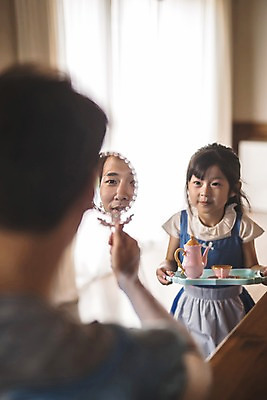 포토 JPG 응시 드레스 여자 남자 딸 어린이 40대 중년 가족 주전자 집안 실내 서기 들기 사람 앉기 상반신 두명 일상 앞모습 뒷모습 아웃포커스 한국인 가족라이프 아빠 찻잔 즐거움 손거울 소꿉놀이 인천 공주놀이 공주님 부녀 국내포토 라이프스타일 시선 옷 감정 뷰포인트 관계 모션 놀이 주방용품 잔 한국 촬영기법 동양인 성인 내부 라이프 거울 파일형식