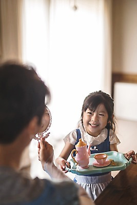 포토 JPG 응시 드레스 여자 남자 딸 어린이 40대 중년 가족 놀이 식탁 주전자 실내 미소 들기 사람 앉기 상반신 두명 일상 옆모습 뒷모습 거울 한국인 가족라이프 아빠 찻잔 즐거움 소꿉놀이 인천 공주놀이 부녀 국내포토 라이프스타일 시선 옷 감정 뷰포인트 관계 모션 탁자 주방용품 잔 한국 표정 동양인 성인 내부 라이프 파일형식