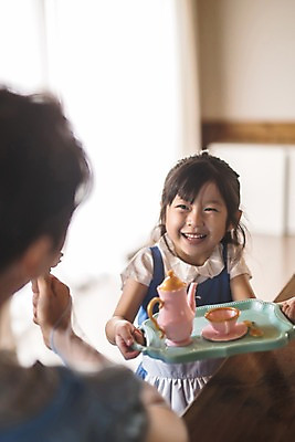 포토 JPG 드레스 여자 남자 딸 어린이 40대 중년 가족 놀이 식탁 주전자 실내 미소 웃음 들기 사람 앉기 상반신 두명 일상 앞모습 뒷모습 한국인 가족라이프 아빠 찻잔 즐거움 마주앉기 소꿉놀이 인천 공주놀이 부녀 국내포토 라이프스타일 옷 감정 뷰포인트 관계 모션 탁자 주방용품 잔 한국 표정 동양인 성인 내부 라이프 파일형식