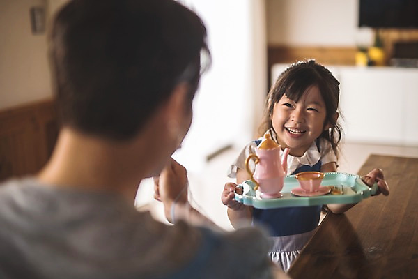 포토 JPG 드레스 여자 남자 딸 어린이 40대 중년 가족 놀이 식탁 주전자 집안 실내 미소 사람 앉기 상반신 두명 일상 옆모습 뒷모습 한국인 가족라이프 아빠 찻잔 즐거움 소꿉놀이 인천 공주놀이 부녀 국내포토 라이프스타일 옷 감정 뷰포인트 관계 모션 탁자 주방용품 잔 한국 표정 동양인 성인 내부 라이프 파일형식