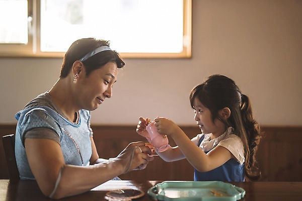 포토 JPG 응시 드레스 여자 남자 딸 어린이 40대 중년 가족 놀이 식탁 주전자 집안 실내 미소 들기 사람 앉기 상반신 두명 일상 옆모습 한국인 가족라이프 아빠 붓기 찻잔 즐거움 마주앉기 소꿉놀이 인천 공주놀이 부녀 국내포토 라이프스타일 시선 옷 감정 뷰포인트 관계 모션 탁자 주방용품 잔 한국 표정 동양인 성인 내부 라이프 파일형식