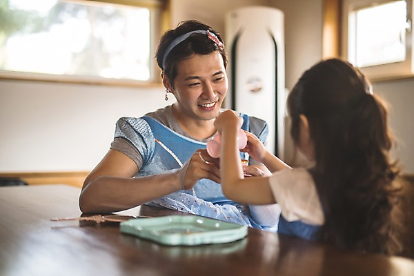 포토 JPG 응시 드레스 여자 남자 딸 어린이 40대 중년 가족 놀이 식탁 실내 미소 사람 앉기 상반신 두명 일상 옆모습 뒷모습 한국인 가족라이프 아빠 붓기 찻잔 즐거움 마주앉기 소꿉놀이 인천 공주놀이 부녀 국내포토 라이프스타일 시선 옷 감정 뷰포인트 관계 모션 탁자 잔 한국 표정 동양인 성인 내부 라이프 파일형식