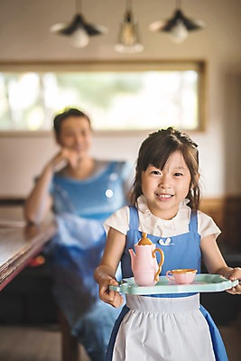 포토 JPG 드레스 여자 남자 딸 어린이 40대 중년 가족 주전자 집안 실내 서기 미소 들기 사람 앉기 상반신 두명 일상 앞모습 한국인 가족라이프 아빠 찻잔 즐거움 소꿉놀이 인천 공주놀이 부녀 국내포토 라이프스타일 옷 감정 뷰포인트 관계 모션 놀이 주방용품 잔 한국 표정 동양인 성인 내부 라이프 파일형식