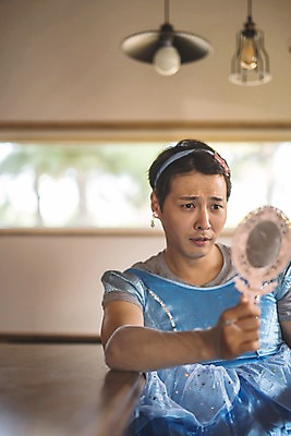 포토 JPG 응시 드레스 남자 40대 중년 놀이 실내 한명 사람 앉기 상반신 일상 앞모습 놀람 거울 한국인 잡기 아빠 소꿉놀이 인천 공주님 중년남자한명만 국내포토 1 시선 옷 감정 뷰포인트 가족 모션 한국 표정 동양인 성인 내부 라이프 남자한명만 중년남자만 파일형식