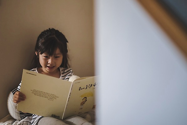 포토 JPG 응시 여자 어린이 집안 실내 한명 미소 사람 앉기 상반신 일상 앞모습 책 독서 한국인 침대 잡기 집중 즐거움 인천 소녀한명만 국내포토 1 시선 감정 뷰포인트 가구 컨셉 모션 한국 표정 동양인 내부 라이프 여자한명만 소녀만 파일형식