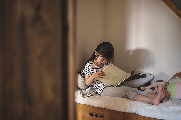 포토 JPG 전신 응시 여자 어린이 인형 실내 한명 사람 앉기 일상 옆모습 책 독서 한국인 침대 잡기 집중 즐거움 인천 소녀한명만 국내포토 1 시선 감정 뷰포인트 가구 컨셉 모션 한국 동양인 내부 라이프 여자한명만 소녀만 파일형식
