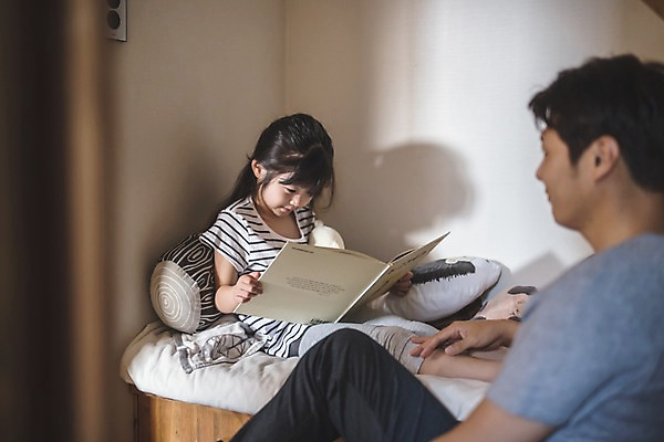포토 JPG 응시 여자 남자 딸 어린이 인형 40대 중년 가족 집안 실내 미소 사람 앉기 상반신 두명 일상 옆모습 책 독서 한국인 침대 가족라이프 아빠 인천 부녀 국내포토 라이프스타일 시선 뷰포인트 가구 관계 모션 한국 표정 동양인 성인 내부 라이프 파일형식