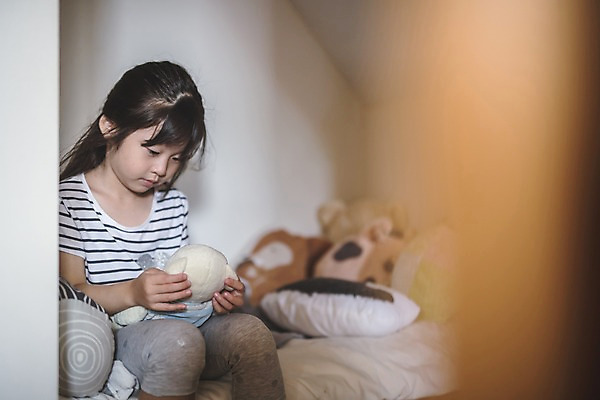 포토 JPG 응시 여자 딸 어린이 인형 집안 실내 한명 사람 앉기 상반신 일상 옆모습 한국인 침대 잡기 고독 인형놀이 인천 놀기 소녀한명만 국내포토 1 시선 감정 뷰포인트 가구 가족 모션 놀이 한국 동양인 내부 라이프 여자한명만 소녀만 파일형식 아시아 생활용품 관계 인종 생활 여자만 어린이만 나라 오브젝트