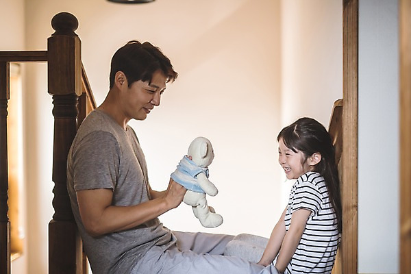 포토 JPG 응시 여자 남자 딸 어린이 인형 40대 중년 가족 놀이 집안 실내 미소 사람 앉기 상반신 두명 일상 옆모습 계단 한국인 가족라이프 아빠 즐거움 인형놀이 인천 부녀 국내포토 라이프스타일 시선 감정 뷰포인트 관계 모션 한국 표정 동양인 성인 내부 라이프 파일형식