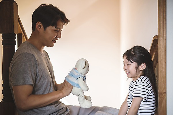 포토 JPG 여자 남자 딸 어린이 인형 40대 중년 가족 놀이 집안 실내 미소 사람 앉기 상반신 두명 일상 옆모습 계단 한국인 잡기 가족라이프 아빠 즐거움 인형놀이 인천 부녀 국내포토 라이프스타일 감정 뷰포인트 관계 모션 한국 표정 동양인 성인 내부 라이프 파일형식