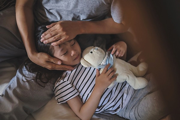 포토 JPG 여자 남자 딸 어린이 인형 40대 중년 가족 안기 실내 사람 앉기 상반신 두명 일상 옆모습 하이앵글 눕기 한국인 침대 가족라이프 아빠 인천 무릎베개 쓰다듬기 부녀 국내포토 라이프스타일 뷰포인트 가구 관계 모션 한국 동양인 성인 내부 라이프 파일형식