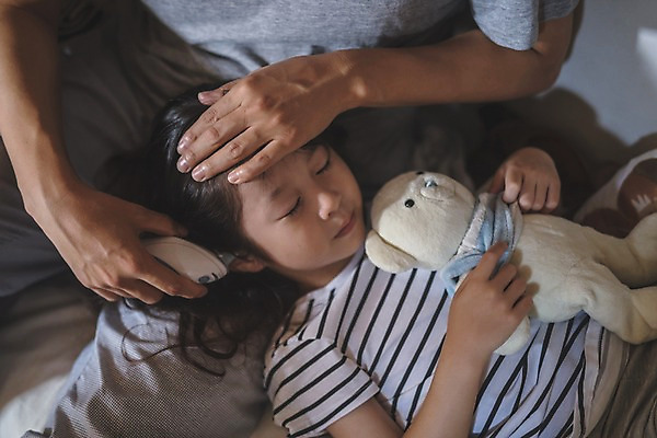 포토 JPG 여자 남자 딸 어린이 인형 40대 중년 가족 안기 실내 사람 앉기 상반신 두명 일상 옆모습 하이앵글 눕기 눈감음 고통 한국인 침대 가족라이프 아빠 체온계 감기 인천 귀체온계 무릎베개 발열 이마 쓰다듬기 부녀 국내포토 라이프스타일 감정 뷰포인트 가구 관계 모션 한국 동양인 성인 내부 라이프 질병 온도계 파일형식