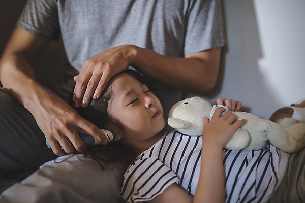 포토 JPG 여자 남자 딸 어린이 인형 40대 중년 가족 안기 실내 사람 앉기 상반신 두명 일상 옆모습 눕기 눈감음 고통 한국인 침대 가족라이프 아빠 체온계 감기 인천 귀체온계 발열 부녀 국내포토 라이프스타일 감정 뷰포인트 가구 관계 모션 한국 동양인 성인 내부 라이프 질병 온도계 파일형식