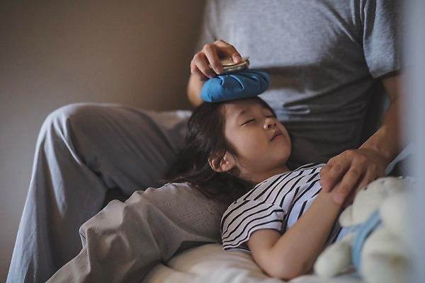 포토 JPG 여자 남자 딸 어린이 인형 40대 중년 가족 실내 사람 앉기 상반신 두명 일상 옆모습 눕기 눈감음 손잡기 고통 한국인 침대 가족라이프 아빠 감기 인천 얼음주머니 무릎베개 부녀 국내포토 라이프스타일 감정 뷰포인트 가구 관계 모션 한국 동양인 성인 내부 라이프 질병 주머니 파일형식