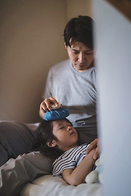 포토 JPG 여자 남자 딸 어린이 인형 40대 중년 가족 실내 사람 앉기 상반신 두명 일상 옆모습 눕기 눈감음 손잡기 고통 한국인 침대 가족라이프 아빠 감기 걱정 인천 얼음주머니 감기약 발열 부녀 국내포토 라이프스타일 감정 뷰포인트 가구 관계 모션 한국 동양인 성인 내부 라이프 약 질병 주머니 파일형식 아시아 생활용품 의학 인종 생활 나라 오브젝트