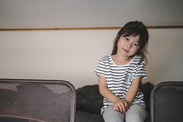 포토 JPG 응시 여자 딸 어린이 실내 한명 미소 사람 앉기 상반신 일상 앞모습 한국인 침대 인천 이층침대 소녀한명만 국내포토 1 시선 뷰포인트 가구 가족 모션 한국 표정 동양인 내부 라이프 여자한명만 소녀만 파일형식