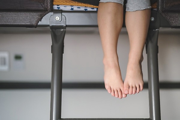 포토 JPG 여자 딸 어린이 집안 실내 한명 사람 근접촬영 일상 신체부위 계단 한국인 하반신 침대 다리 인천 이층침대 소녀한명만 부녀 국내포토 1 뷰포인트 가구 가족 한국 동양인 내부 라이프 아빠 여자한명만 소녀만 파일형식