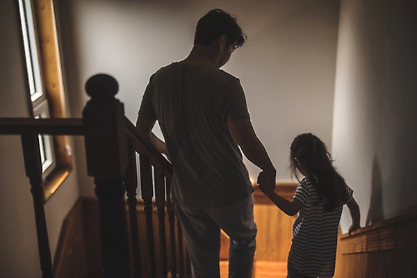 포토 JPG 주간 여자 남자 딸 어린이 40대 중년 가족 실내 사람 상반신 야외 두명 일상 뒷모습 걷기 계단 손잡기 한국인 가족라이프 아빠 인천 부녀 국내포토 자연요소 라이프스타일 뷰포인트 관계 모션 한국 동양인 성인 내부 라이프 파일형식