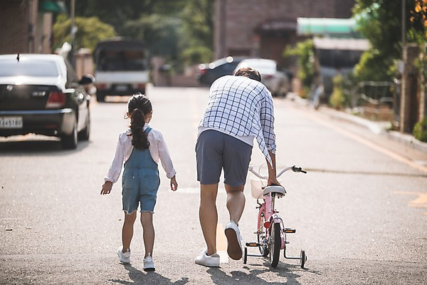 포토 JPG 주간 전신 여자 남자 딸 어린이 40대 중년 가족 거리 사람 야외 두명 일상 뒷모습 걷기 자전거 한국인 잡기 가족라이프 아빠 당기기 인천 부녀 국내포토 자연요소 라이프스타일 뷰포인트 관계 모션 한국 동양인 성인 라이프 바이크 파일형식