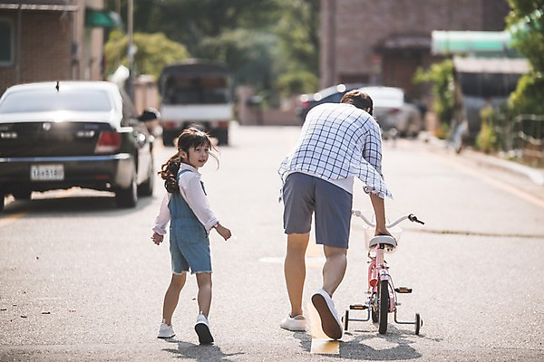 포토 JPG 주간 전신 여자 남자 딸 어린이 40대 중년 가족 거리 사람 야외 두명 일상 뒷모습 걷기 자전거 한국인 잡기 가족라이프 뒤돌아보기 아빠 당기기 인천 부녀 국내포토 자연요소 라이프스타일 뷰포인트 관계 모션 한국 동양인 성인 라이프 바이크 파일형식