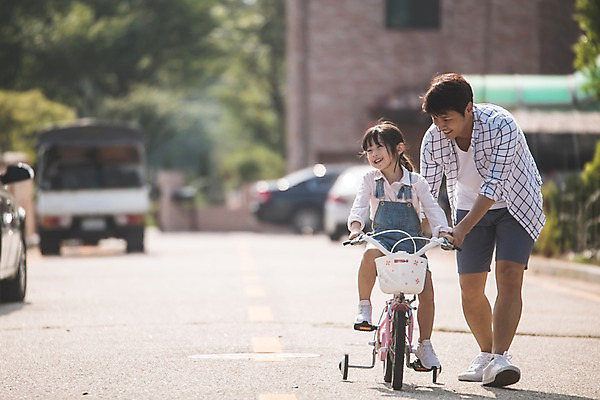 포토 JPG 주간 전신 응시 여자 남자 딸 어린이 40대 중년 가족 거리 미소 사람 야외 두명 일상 앞모습 자전거 한국인 잡기 가족라이프 아빠 당기기 승차 즐거움 인천 부녀 국내포토 자연요소 라이프스타일 시선 감정 뷰포인트 관계 모션 한국 표정 동양인 성인 라이프 바이크 파일형식