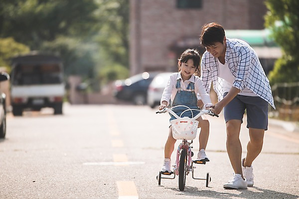 포토 JPG 주간 전신 여자 남자 딸 어린이 40대 중년 가족 거리 사람 야외 두명 일상 앞모습 자전거 한국인 잡기 가족라이프 도움 아빠 당기기 승차 인천 부녀 국내포토 자연요소 라이프스타일 뷰포인트 컨셉 관계 모션 한국 동양인 성인 라이프 바이크 파일형식