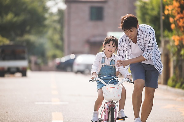 포토 JPG 주간 전신 응시 여자 남자 딸 어린이 40대 중년 가족 거리 미소 사람 야외 두명 일상 앞모습 자전거 한국인 잡기 가족라이프 도움 아빠 당기기 승차 인천 부녀 국내포토 자연요소 라이프스타일 시선 뷰포인트 컨셉 관계 모션 한국 표정 동양인 성인 라이프 바이크 파일형식