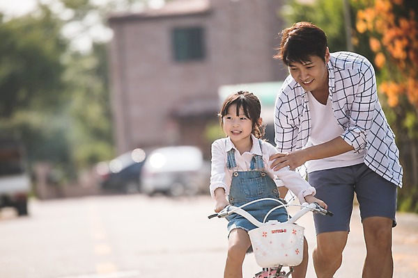 포토 JPG 주간 응시 여자 남자 딸 어린이 40대 중년 가족 거리 미소 사람 상반신 야외 두명 일상 앞모습 자전거 한국인 잡기 가족라이프 도움 아빠 당기기 즐거움 인천 부녀 국내포토 자연요소 라이프스타일 시선 감정 뷰포인트 컨셉 관계 모션 한국 표정 동양인 성인 라이프 바이크 파일형식