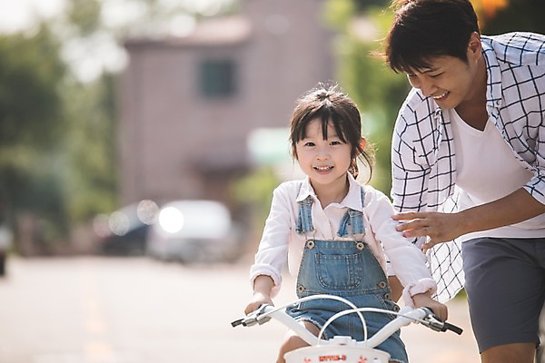 포토 JPG 주간 응시 여자 남자 딸 어린이 40대 중년 가족 미소 사람 상반신 야외 두명 일상 앞모습 자전거 한국인 잡기 가족라이프 도움 아빠 당기기 승차 즐거움 인천 부녀 국내포토 자연요소 라이프스타일 시선 감정 뷰포인트 컨셉 관계 모션 한국 표정 동양인 성인 라이프 바이크 파일형식