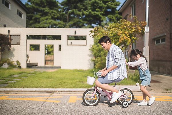 포토 JPG 주간 전신 여자 남자 딸 도로 어린이 40대 중년 장난 가족 거리 미소 사람 잔디 야외 두명 일상 옆모습 정원 자전거 한국인 가족라이프 아빠 밀기 승차 즐거움 인천 부녀 국내포토 자연요소 식물 라이프스타일 감정 길 뷰포인트 관계 교통시설 모션 한국 표정 동양인 성인 라이프 바이크 파일형식