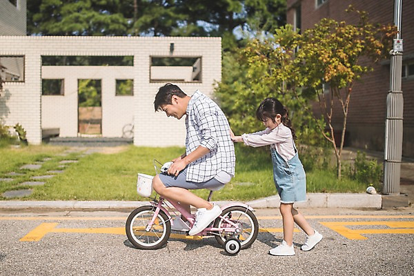 포토 JPG 주간 전신 여자 남자 딸 도로 어린이 40대 중년 장난 가족 거리 미소 사람 야외 두명 일상 옆모습 자전거 한국인 가족라이프 아빠 밀기 승차 즐거움 인천 부녀 국내포토 자연요소 라이프스타일 감정 길 뷰포인트 관계 교통시설 모션 한국 표정 동양인 성인 라이프 바이크 파일형식