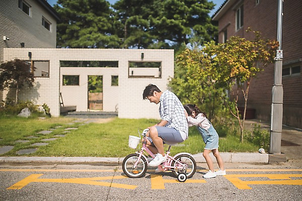 포토 JPG 주간 전신 여자 남자 딸 도로 어린이 40대 중년 장난 가족 거리 사람 잔디 야외 두명 일상 옆모습 정원 자전거 한국인 가족라이프 아빠 밀기 인천 부녀 국내포토 자연요소 식물 라이프스타일 길 뷰포인트 관계 교통시설 모션 한국 동양인 성인 라이프 바이크 파일형식