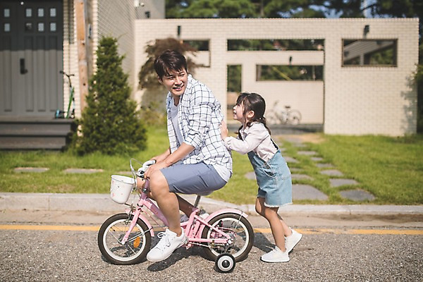포토 JPG 주간 전신 응시 여자 남자 딸 도로 어린이 40대 중년 장난 가족 미소 사람 야외 두명 일상 옆모습 자전거 한국인 잡기 가족라이프 아빠 밀기 인천 부녀 국내포토 자연요소 라이프스타일 시선 길 뷰포인트 관계 교통시설 모션 한국 표정 동양인 성인 라이프 바이크 파일형식