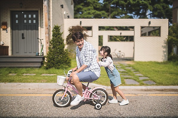 포토 JPG 주간 전신 여자 남자 딸 어린이 벽 40대 중년 장난 가족 주택 미소 사람 야외 두명 일상 옆모습 자전거 한국인 잡기 가족라이프 아빠 밀기 즐거움 인천 부녀 국내포토 자연요소 라이프스타일 감정 뷰포인트 관계 모션 한국 표정 동양인 성인 건물 라이프 바이크 파일형식