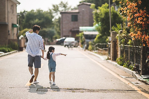 포토 JPG 주간 전신 여자 남자 딸 어린이 40대 중년 가족 거리 사람 야외 두명 일상 뒷모습 걷기 손잡기 한국인 가리킴 가족라이프 아빠 인천 부녀 국내포토 자연요소 라이프스타일 뷰포인트 관계 모션 한국 동양인 손짓 성인 라이프 파일형식
